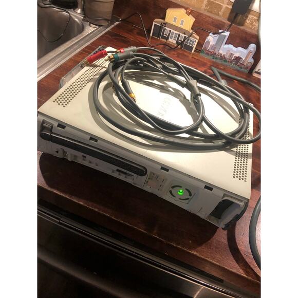 Xbox 360 Arcade Console - White - with Cords but no controllers - Picture 2 of 9